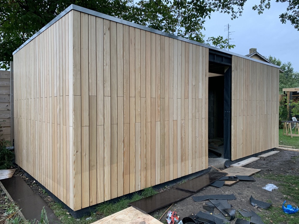 Moderne tuinschuur met lariks gevelbekleding
