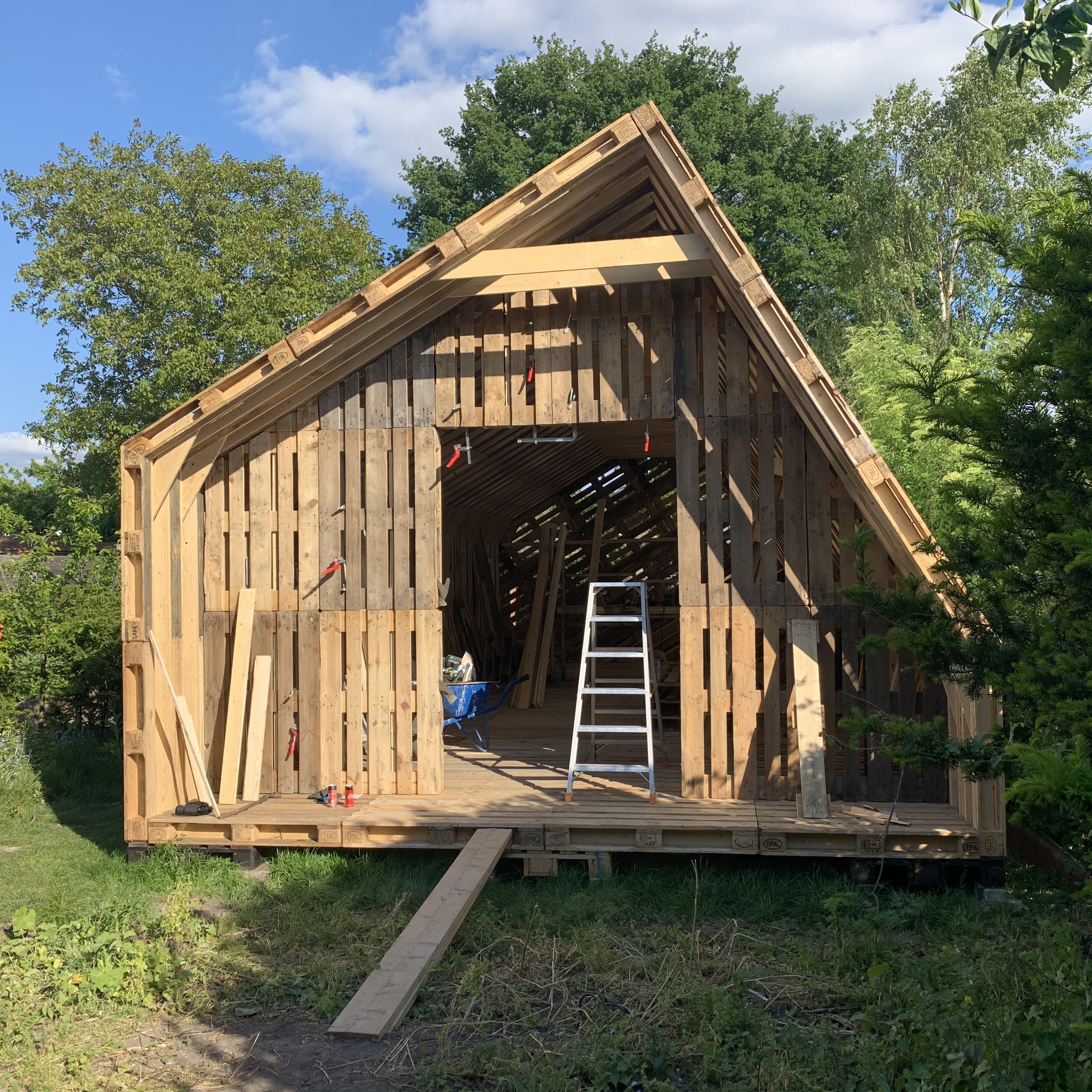 Palletschuur in aanbouw — voorgevel